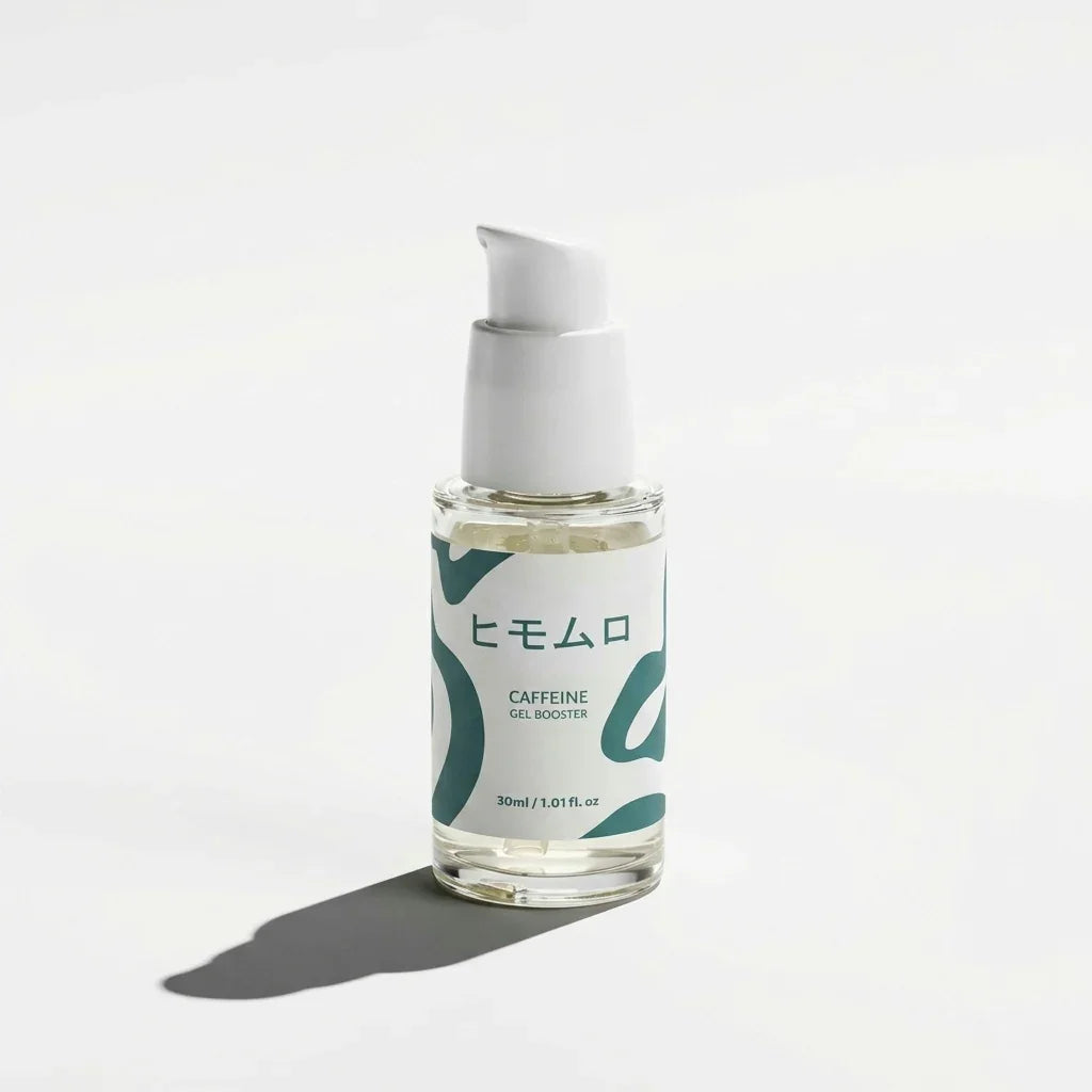 Serumflaska med pump, CAFFEINE GEL BOOSTER, 30 ml, på vit bakgrund, hudvård
