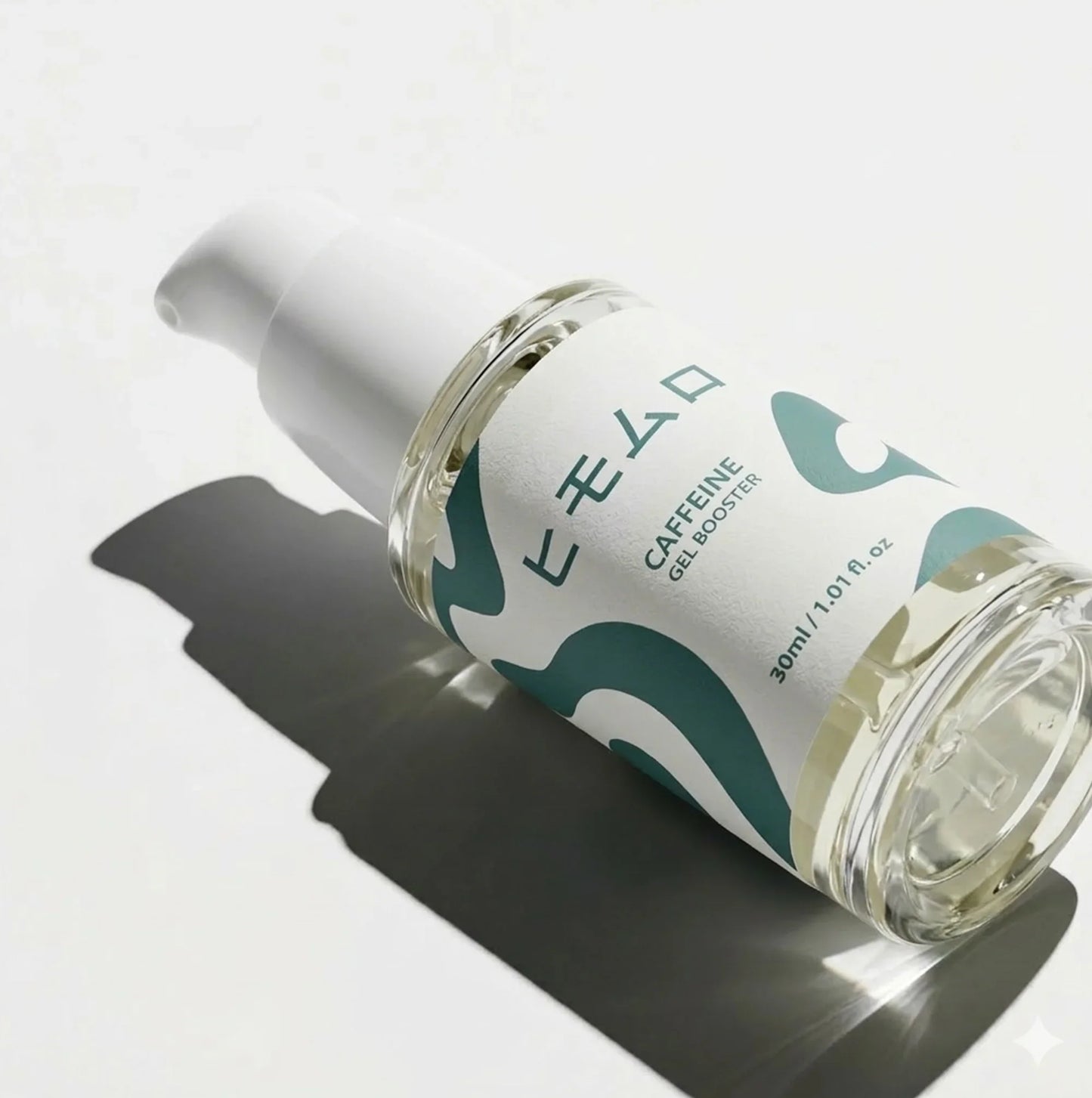 Serumflaska med pump, grönvit etikett, texten Caffeine Gel Booster, på vit bakgrund