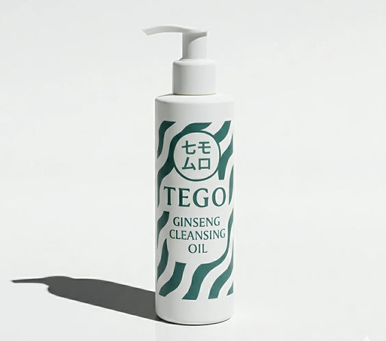 Flaska med pump av Tego Ginseng Cleansing Oil på vit bakgrund, koreansk hudvård.