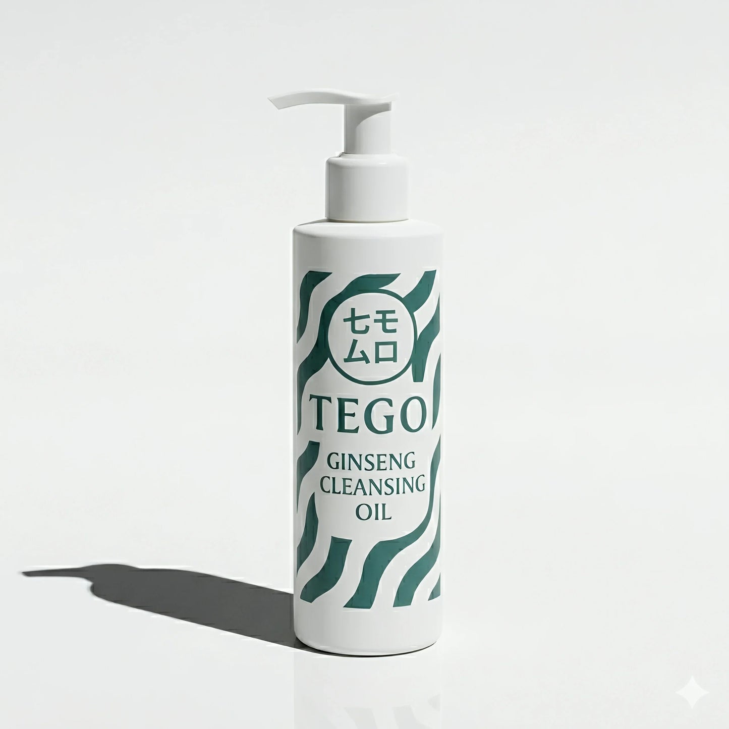 Flaska med pump av Tego Ginseng Cleansing Oil på vit bakgrund, koreansk hudvård.