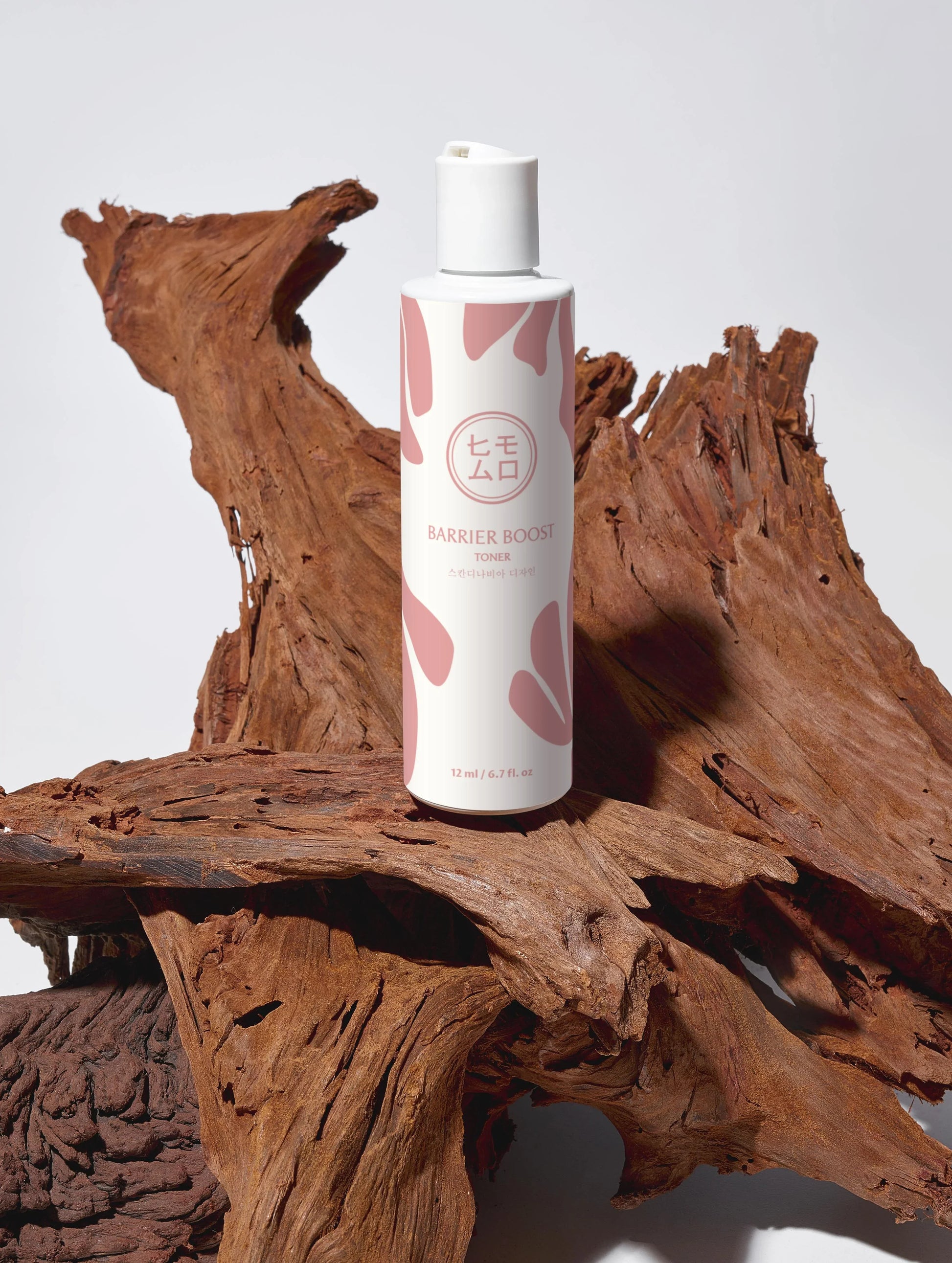Barrier Boost tonerflaska för hudvård på träbit, minimalistisk design, K-beauty produktfoto.