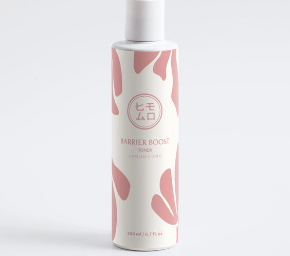 Barrier Boost toner 200 ml flaska med rosa mönster, hudvårdsprodukt på vit bakgrund
