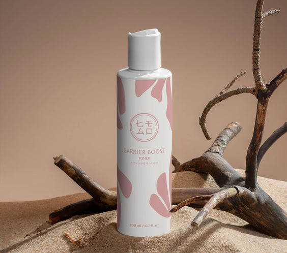 Barriärstärkande toner flaska på sand med kvistar, K-beauty hudvård