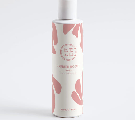 Barrier Boost tonerflaska med rosa och vit minimalistisk design på vit bakgrund, K-beauty hudvård.